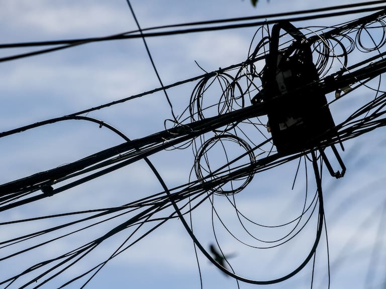Retiro masivo de cables en postes de Chile: Gobierno detalla cuáles son las primeras comunas intervenidas