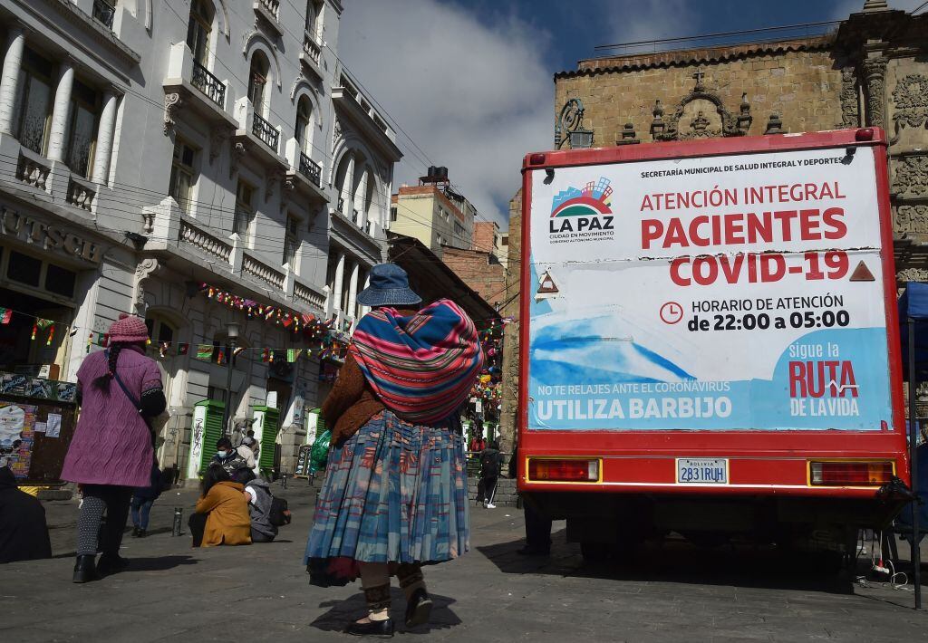 En la ciudad de La Paz en Bolivia un equipo móvil vacuna a las personas que deseen inmunizarse en contra del coronavirus covid-19.