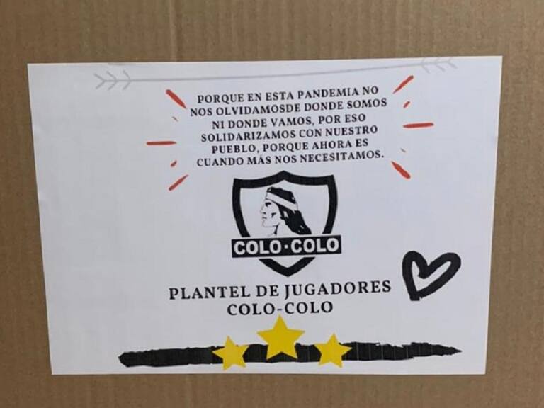 Pese a cumplir el segundo mes sin sueldo, jugadores de Colo Colo fueron en ayuda de los funcionarios del club con cajas de alimentos