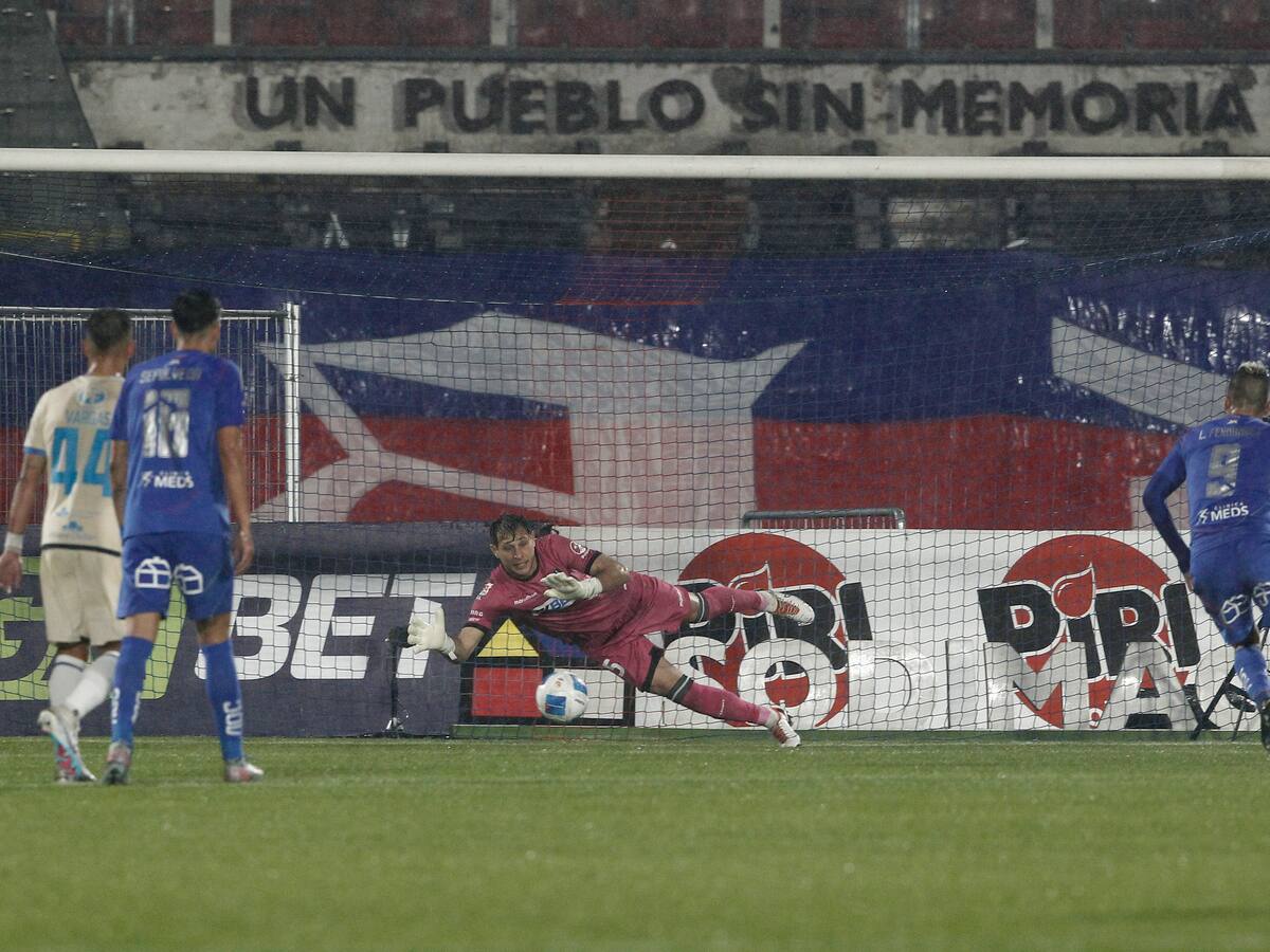 Fútbol total azul y el “regreso” de los fuegos artificiales bajo la lluvia: el “lado B” de la goleada de la U sobre Huachipato