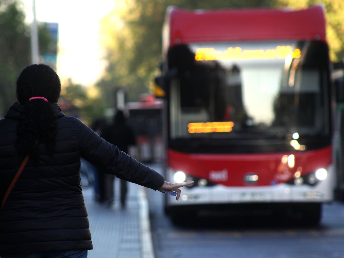 Buses del transporte público refuerzan servicios tras cierre de estaciones del Metro de Santiago: estos son los recorridos de apoyo