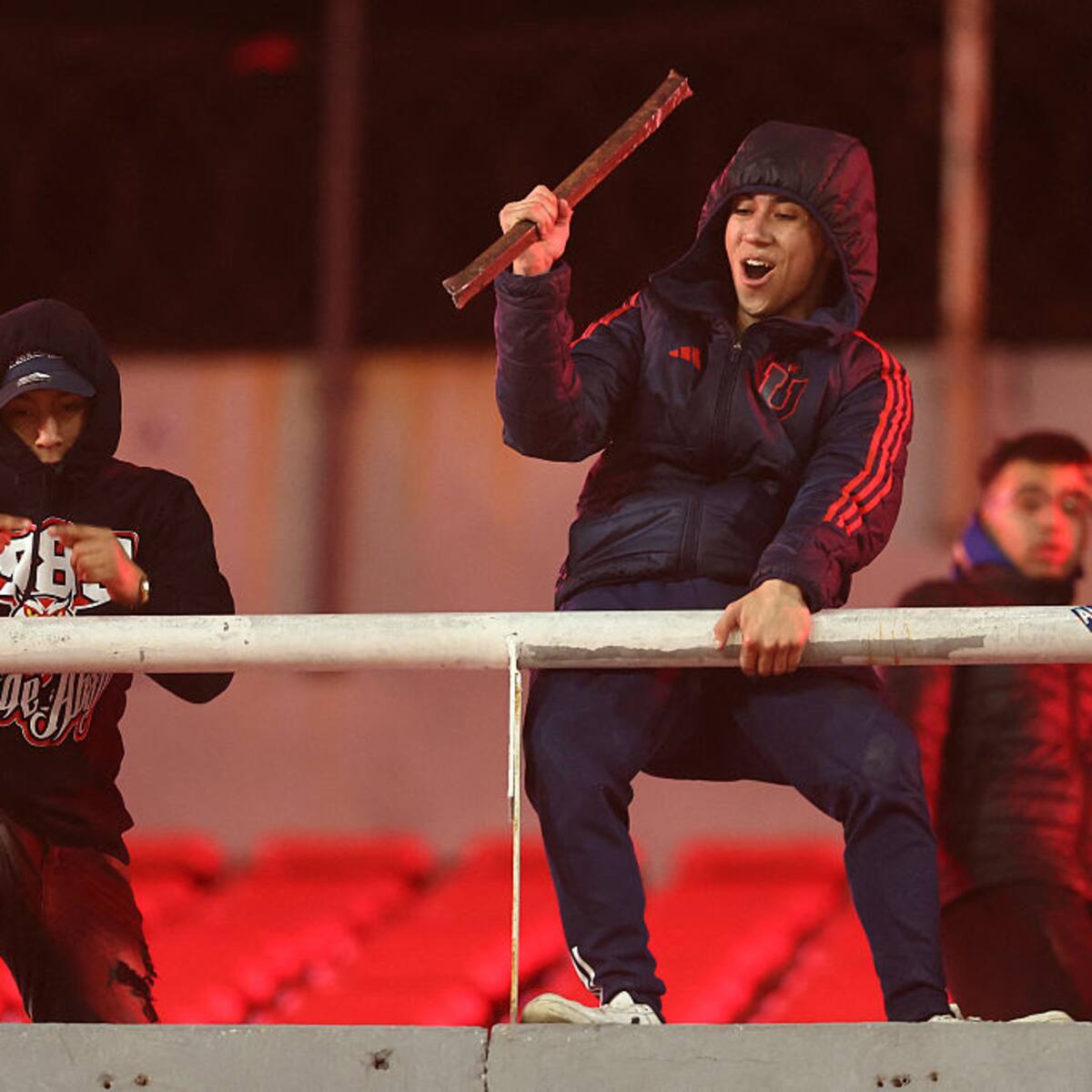 “Masacre”: hinchas de Independiente golpearon hasta el cansancio a fanáticos de la U en plena galería del estadio