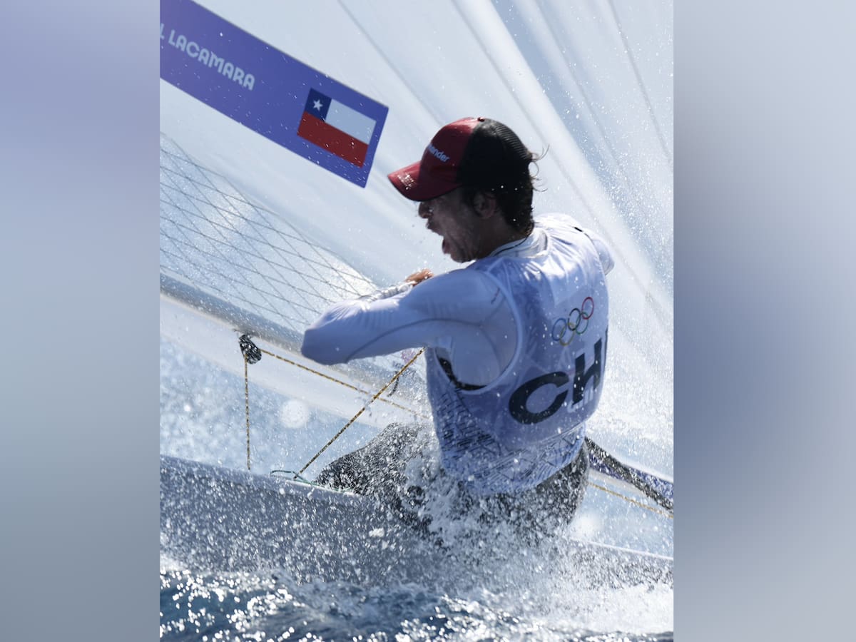 Clemente Seguel saca ventaja de la suspensión por viento y logra histórica clasificación a la final de la vela clase ILCA 7 en París 2024