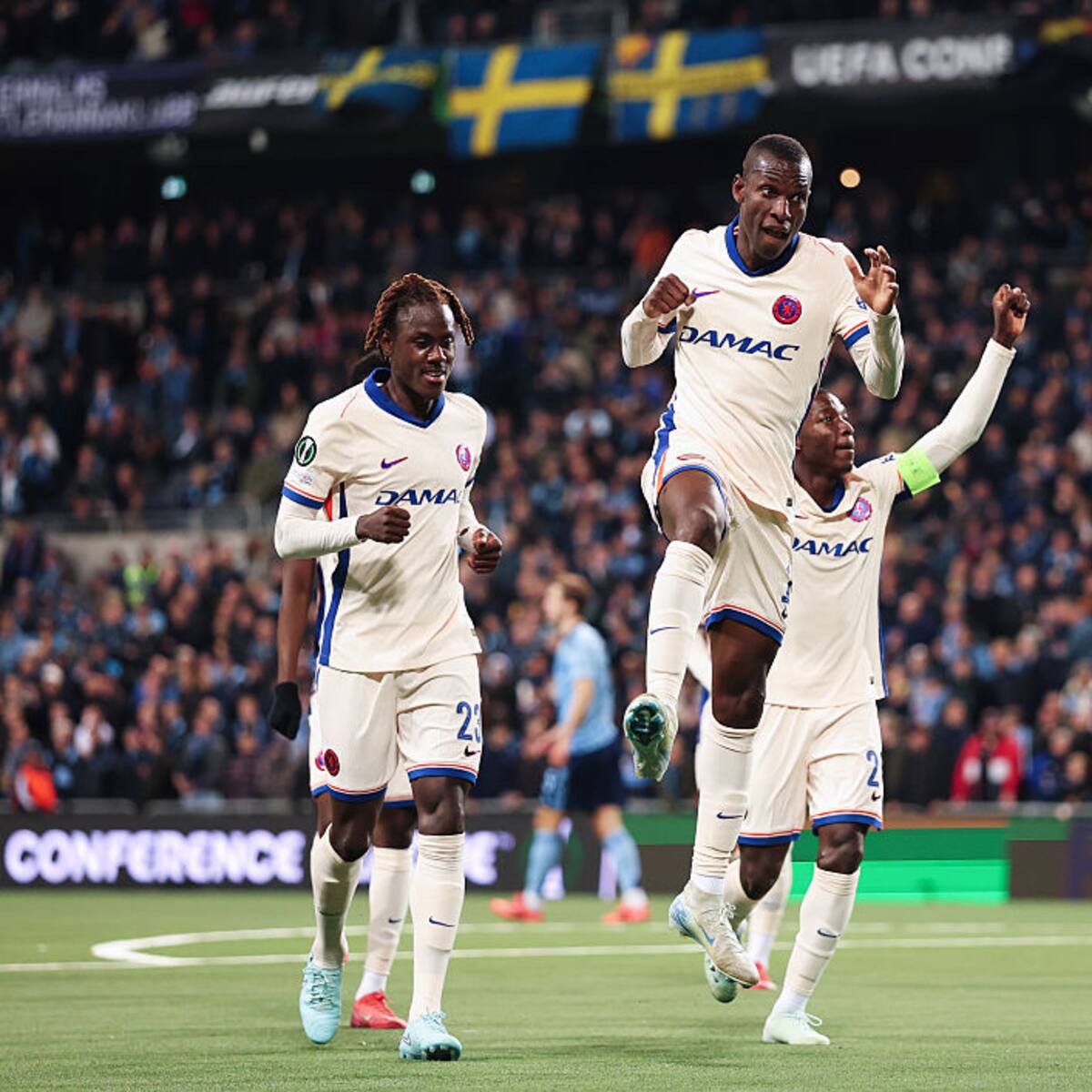 Chelsea puso pie y medio en la final de la Conference League con sólida victoria sobre el Djurgarden