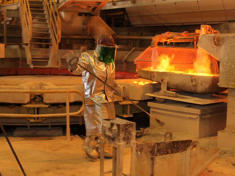 25 de enero de 2016/IMAGEN DE ARCHIVOFotografias de la division El Teniente que comenzó a ser explotada en 1904, posee 2.400 kilómetros de galerías subterráneas. En 2013 inició la explotación del Rajo Sur, primera explotación a cielo abierto de la División. El Teniente produce más de 450 mil toneladas métricas finas anuales de cobre en la forma de barras de cobre anódico y ánodos de cobre. Como resultado del procesamiento del mineral también se obtiene molibdeno.
Según las estimaciones de analistas los precios promedios del cobre bajarían este año a su menor nivel en mas de una decada ante el débil crecimiento de la demanda de China
FOTO:MILKO CARREÑO/AGENCIAUNO