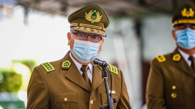 13 DE ENERO 2021 / TEMUCORealizan ascenso póstumo al ex Cabo Segundo Eugenio Naín, ahora Suboficial Mayor, tras fallecer por un impacto de bala en una emboscada en un procedimiento en el sector de Metrenco. En la imagen, el Director General de Carabineros, Ricardo Yáñez.
FOTO: ROCIO CUMINAO ROJAS / AGENCIAUNO