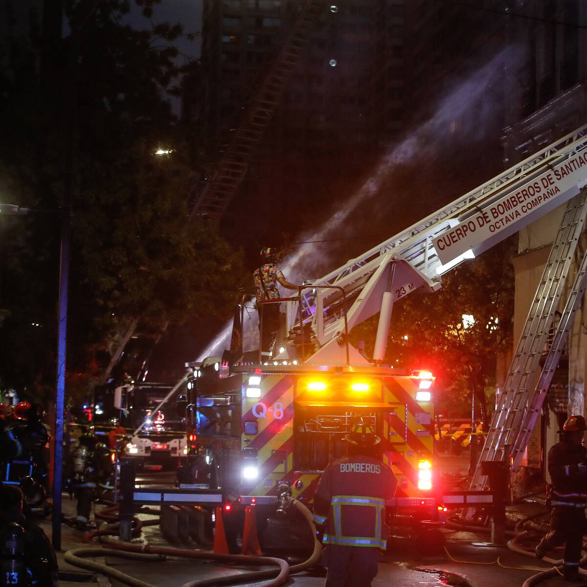 Incendio en centro de Santiago: Bomberos dice que edificio presenta “riesgo de colapso” y reportan un voluntario lesionado