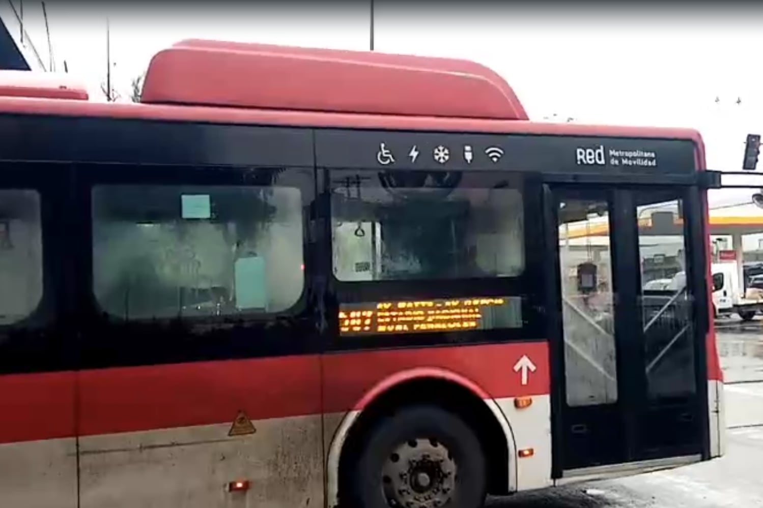 Buses RED chocan en el centro de Santiago y dejan un conductor herido: reportan gran congestión