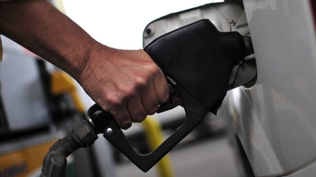 20 de Noviembre de 2014/IQUIQUE Detalle de una mano sosteniendo un surtidor de combustible, durante la baja en el precio de la gasolina de todos los octanajes que se registrará el día de hoy, de 62 pesos en promedio, tras corregirse la banda de acción del Mecanismo De Estabilización De Precios De Los Combustibles (Mepco).
FOTO: PABLO VERA LISPERGUER/AGENCIAUNO
