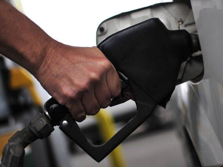 Tras IPC de mayo: Ministro Marcel anticipa nueva rebaja de precios en bencinas