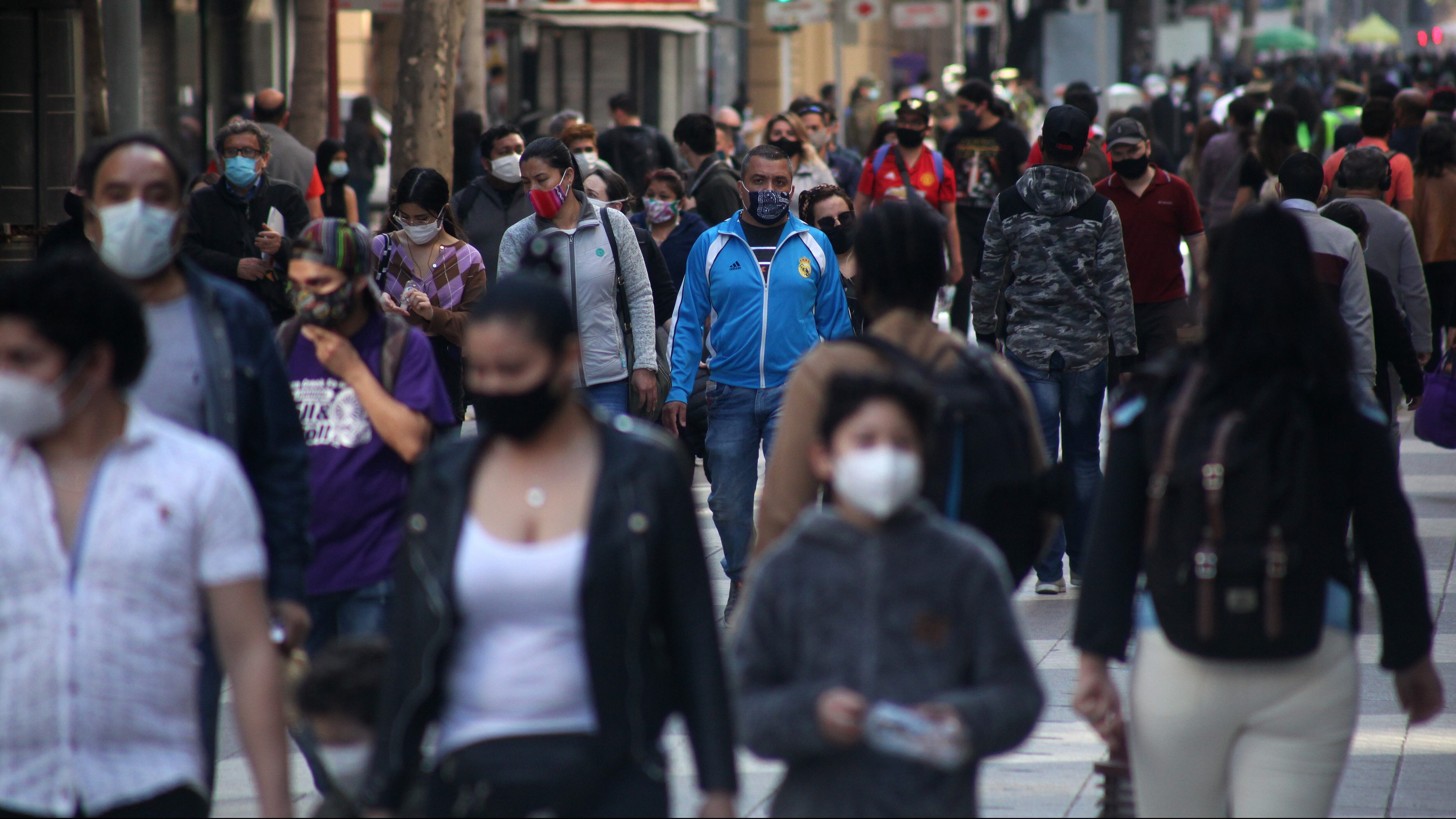 21 DE AGOSTO DE 2020/SANTIAGO
Aumento de personas en Santiago Centro tras salir de cuarentena y pasar a Fase 2 de transición al desconfinamiento, durante la pandemia por Coronavirus, Santiago.
FOTO: AILEN DÍAZ/AGENCIAUNO