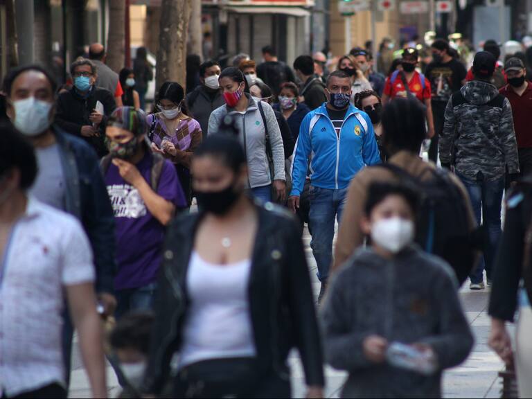 21 DE AGOSTO DE 2020/SANTIAGO
Aumento de personas en Santiago Centro tras salir de cuarentena y pasar a Fase 2 de transición al desconfinamiento, durante la pandemia por Coronavirus, Santiago.
FOTO: AILEN DÍAZ/AGENCIAUNO