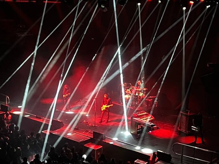 Con homenaje a su fallecido guitarrista y una noche íntima: Así regresó Riverside a Chile