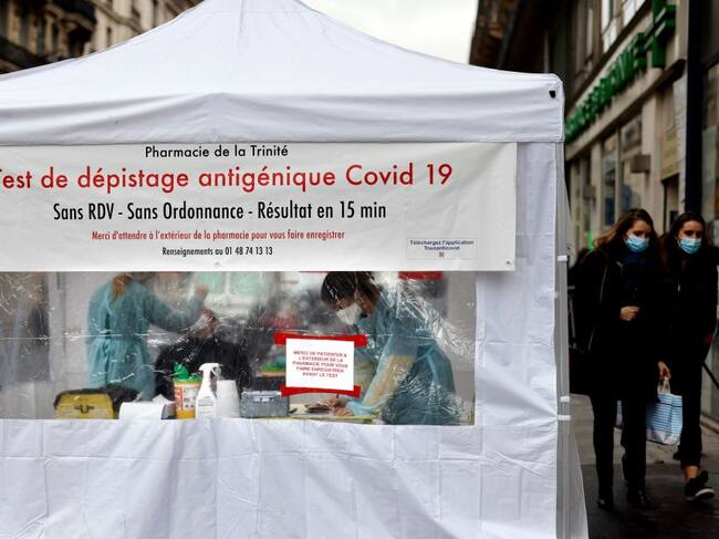 Trabajadores de la salud efectúan test del Covid-19 en París