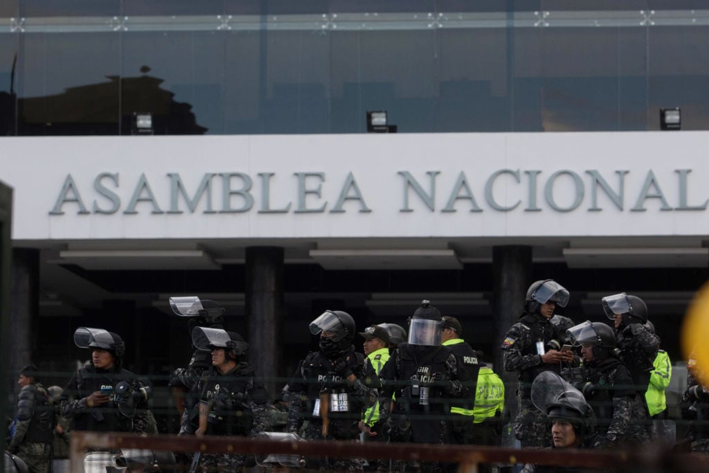 La Policía de Ecuador custodia la sede de la Asamblea Nacional en la ciudad de Quito