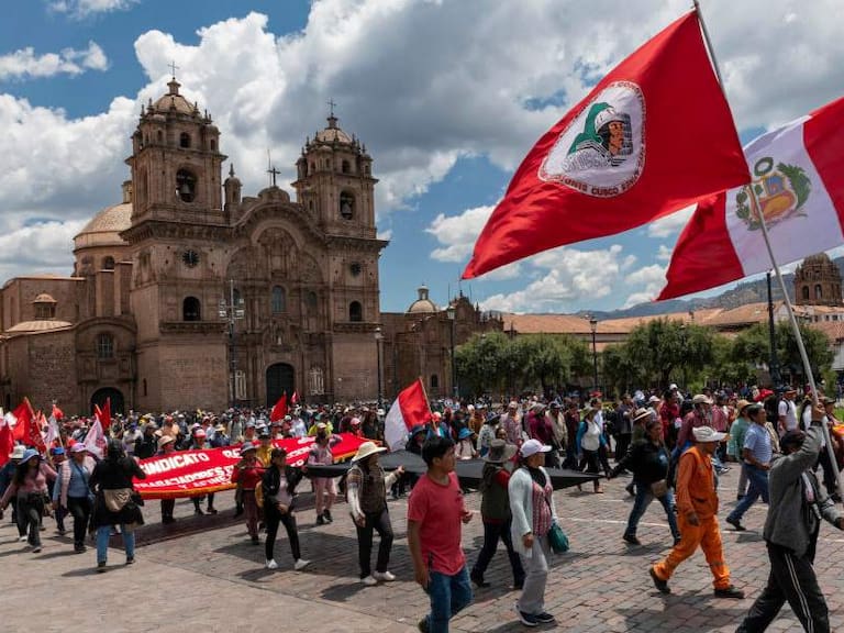 Cancillería recomienda a chilenos posponer viaje a Perú ante crisis política y social en ese país