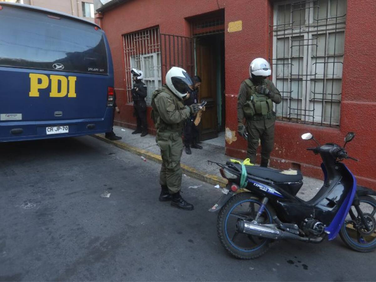Desalojan casa por ocupación irregular en Estación Central: hasta 25 personas llegaron a vivir en el inmueble