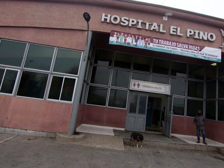 19 de Mayo del 2020/SANTIAGO Fachada del Hospital el Pino de San Bernardo, el cual la noche de ayer vio su urgencia colapsada por gran cantidad de ambulancias con paciente por Covid-19
FOTO: FRANCISCO CASTILLO /AGENCIAUNO