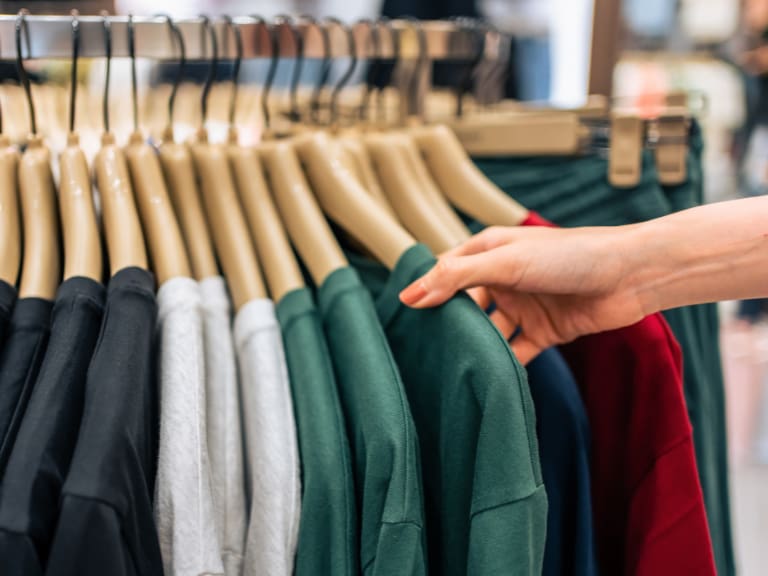 “Toda la ropa estará a $4.990 el kilo”: conocida tienda anuncia liquidación por cierre del local