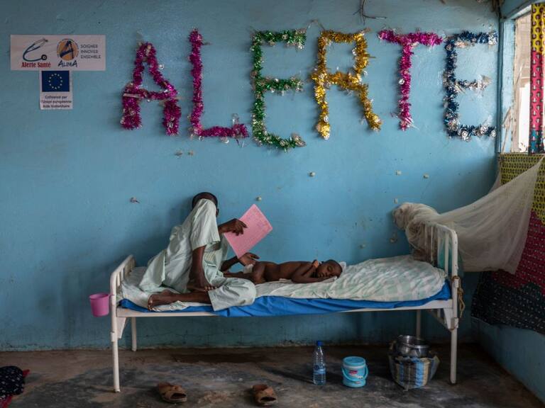 Padre acompaña a su hijo con mal nutrición atendido en hospital de Chad
