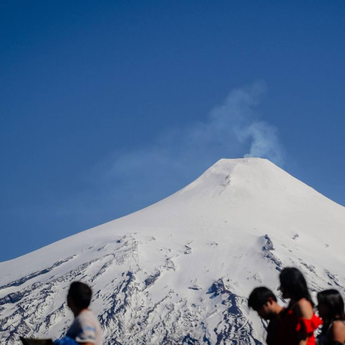 Volcán Villarrica registra incandescencia persistente y Sernageomin no descarta episodios de “mayor energía”