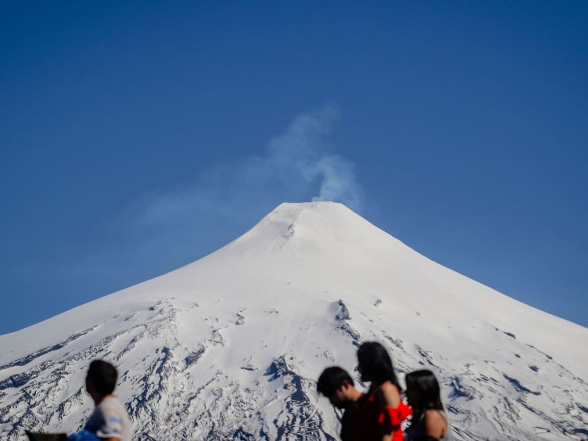 Volcán Villarrica registra incandescencia persistente y Sernageomin no descarta episodios de “mayor energía”