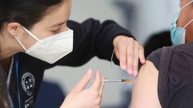 8 de Noviembre de 2021 / PEÑALOLEN Una enfermera Inocula con la dosis de refuerzo contra el Covid 19 durante la apertura de un nuevo centro de salud familiar y vacunatorio en el sector de San Luis, con el objetivo de descongestionar los vacunatorios del sector
FOTO: DIEGO MARTIN/ AGENCIAUNO