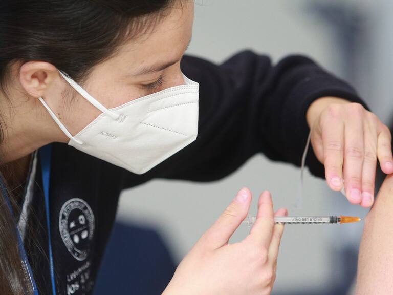 8 de Noviembre de 2021 / PEÑALOLEN Una enfermera Inocula con la dosis de refuerzo contra el Covid 19 durante la apertura de un nuevo centro de salud familiar y vacunatorio en el sector de San Luis, con el objetivo de descongestionar los vacunatorios del sector
FOTO: DIEGO MARTIN/ AGENCIAUNO