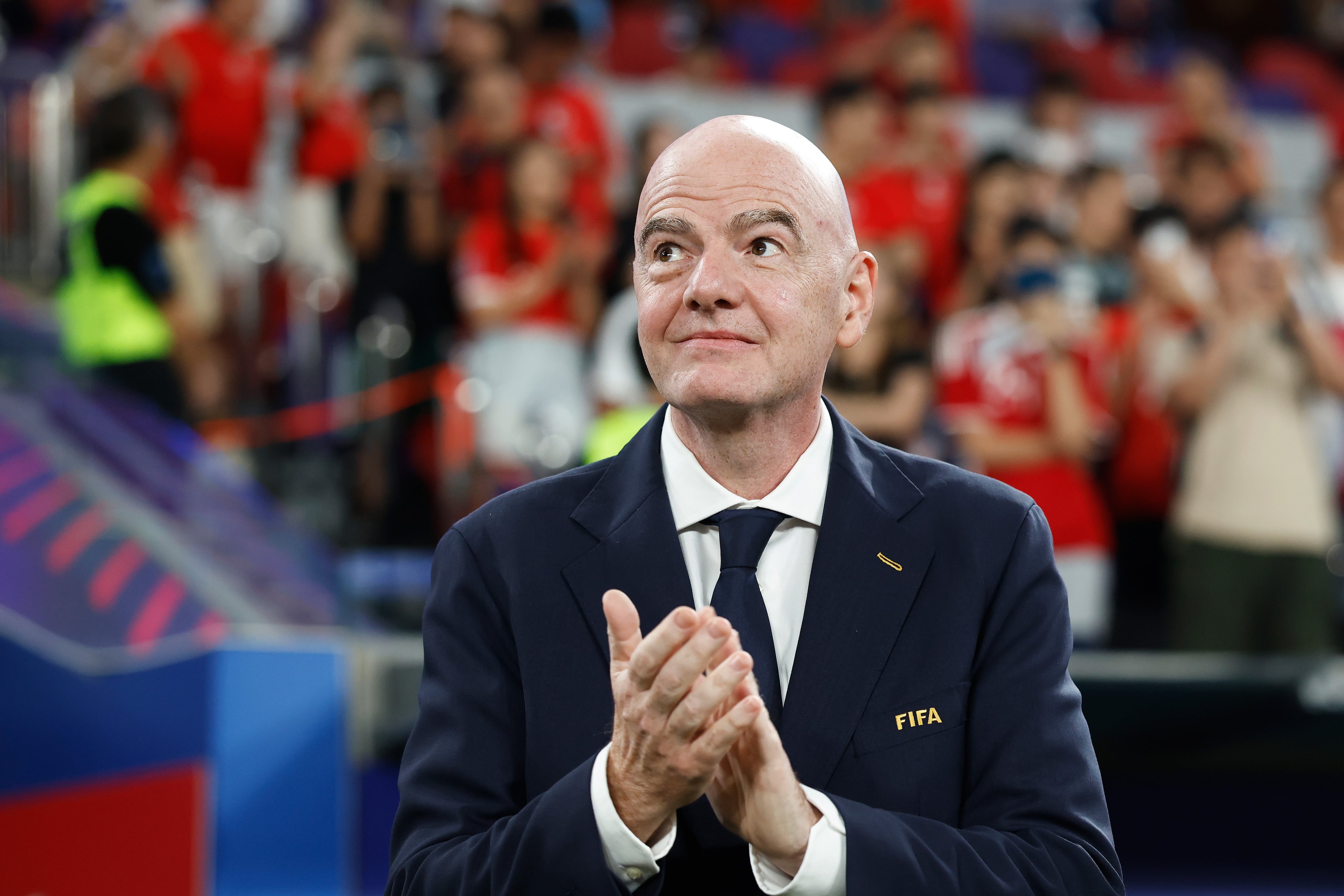 “Nada ha cambiado”: Infantino pide disculpas por el intento de vender derechos de los Mundiales, pero sus críticos no dan crédito a sus explicaciones