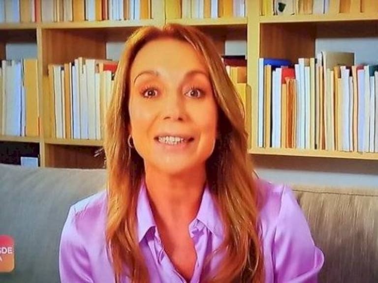 Se había vuelto viral: Karen Doggenweiler aclaró por qué ordena sus libros al revés