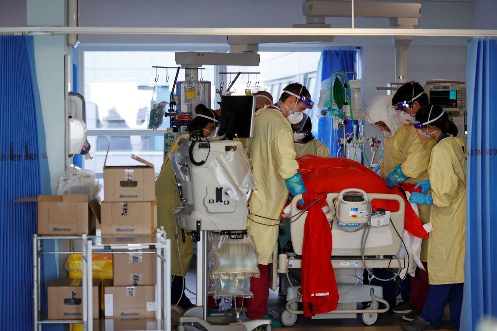 Trabajadores de la salud atienden a pacientes con Covid-19 en Portsmouth