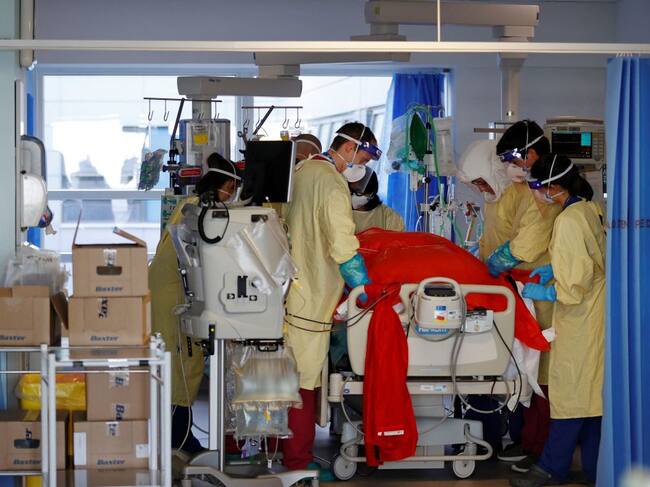 Trabajadores de la salud atienden a pacientes con Covid-19 en Portsmouth