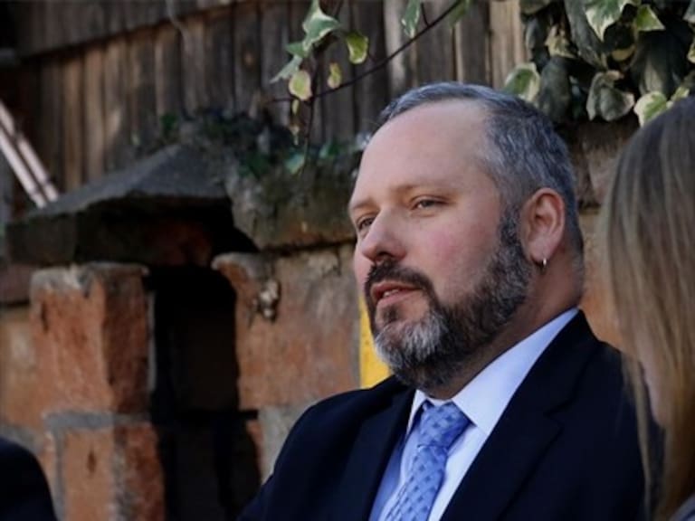 Sebastián Dávalos presentó demanda de $3.360 millones por rutinas de «Yerko Puchento»