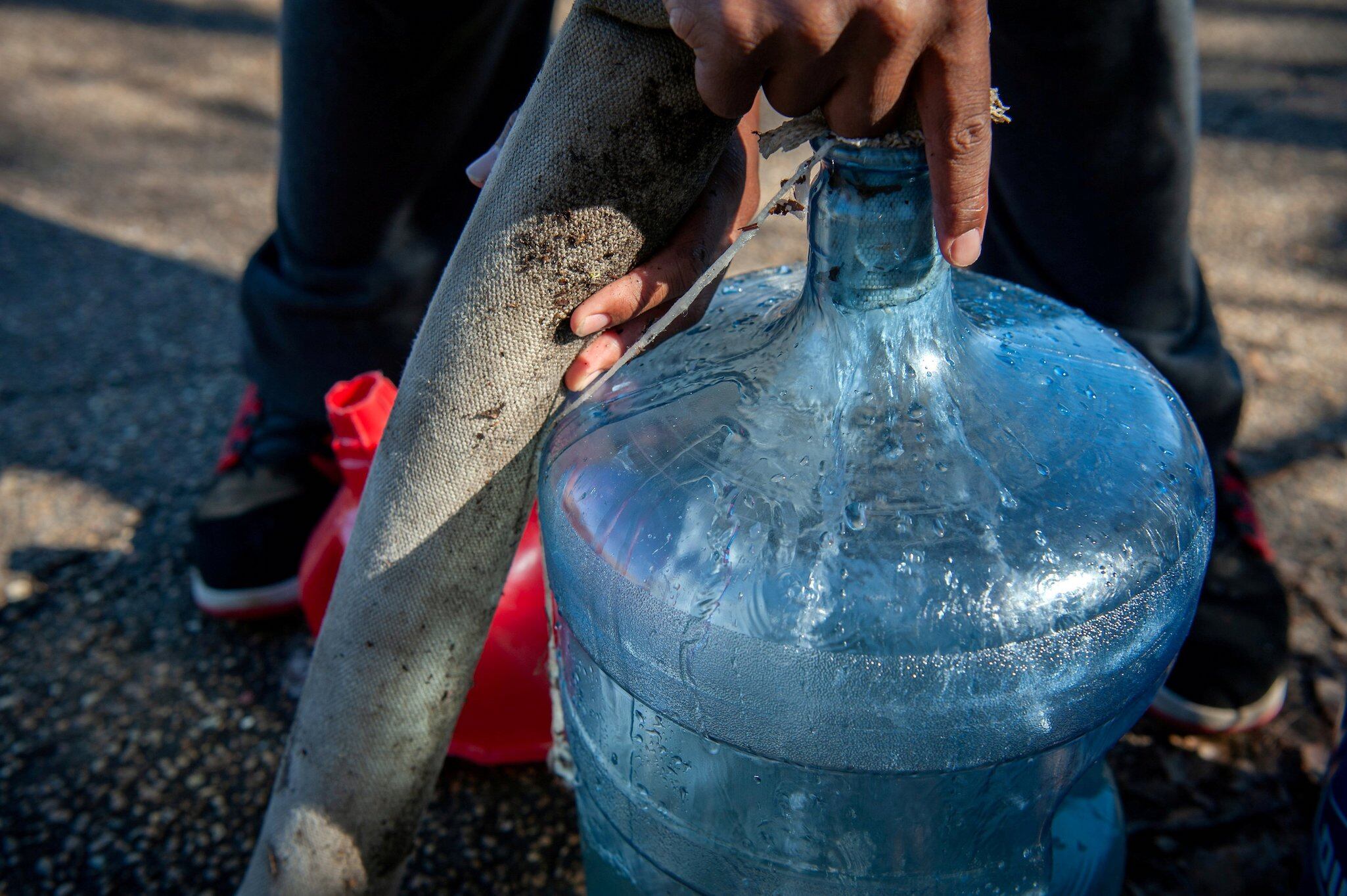 Se reparte agua en diferentes puntos de Jackson en Misisipi