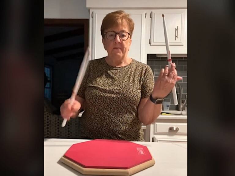 Sus videos tienen millones de reproducciones: Abuelita se hace viral por mostrar su gran talento con la batería