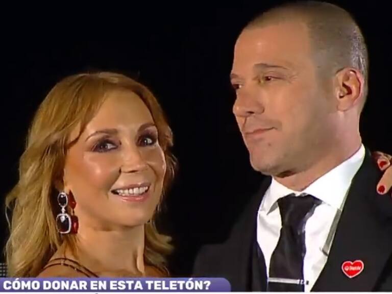 «Eres inolvidable»: El beso entre Karen y Julián que se llevó todas las miradas en la Teletón