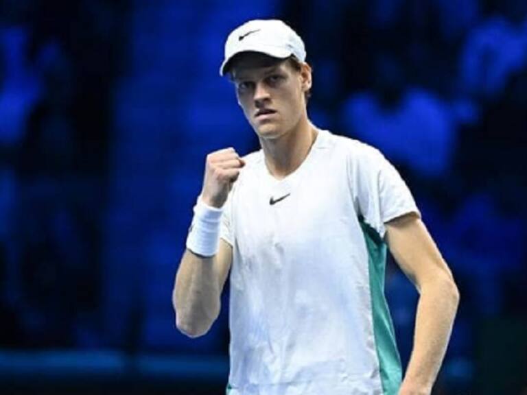 Sinner se agiganta en su tierra para vencer a Djokovic y quedar a un paso de las semis en el ATP Finals