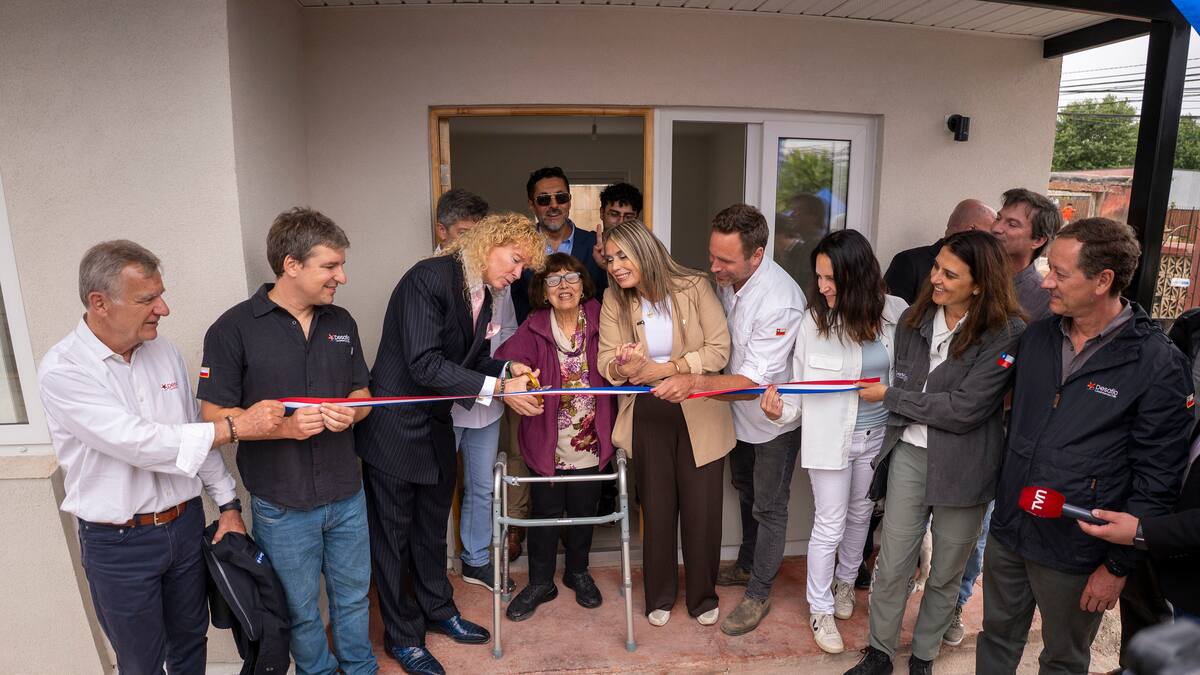 Farkas en Chile: inaugura casas en Quilpué y entrega millonarias gift cards a familias afectadas por incendio