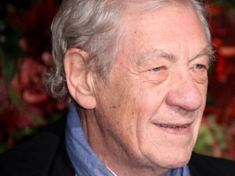 Ian McKellen dice que Kevin Spacey y Bryan Singer cometieron abusos porque «estaban en el clóset»