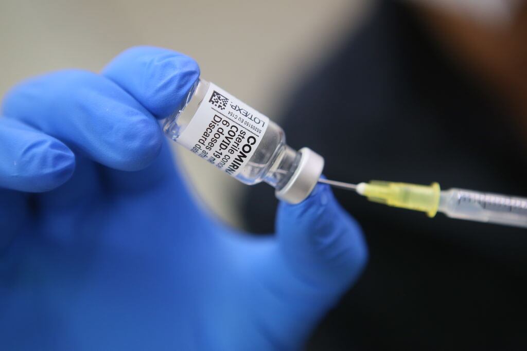 Personal médico prepara una dosis de la vacuna contra el Covid-19