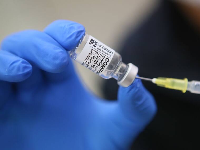 Personal médico prepara una dosis de la vacuna contra el Covid-19