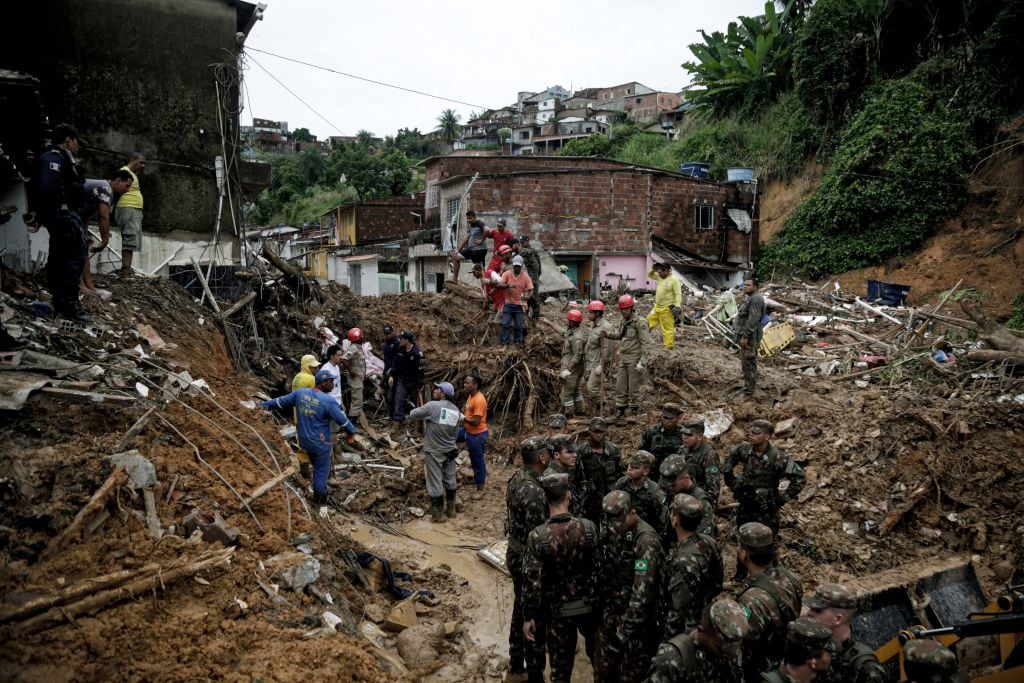 Equipos de rescate buscan sobrevivientes y víctimas por deslizamiento en Recife