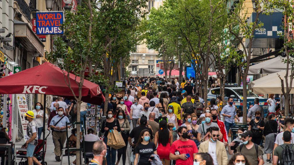 MADRID, SPAIN - 2021/05/08: Crowds wearing face masks to stop the spread of coronavirus walk in a tourist area near Sol Square in downtown Madrid during the last day of the State of Alarm for the COVID-19 pandemic. The Spanish government will terminate the State of Alarm at 12 o'clock at night and it will be the autonomous communities who will impose sanitary measures from now on. In Madrid the curfew is canceled and bars and restaurants may open until 12 o'clock at night. (Photo by Marcos del Mazo/LightRocket via Getty Images)