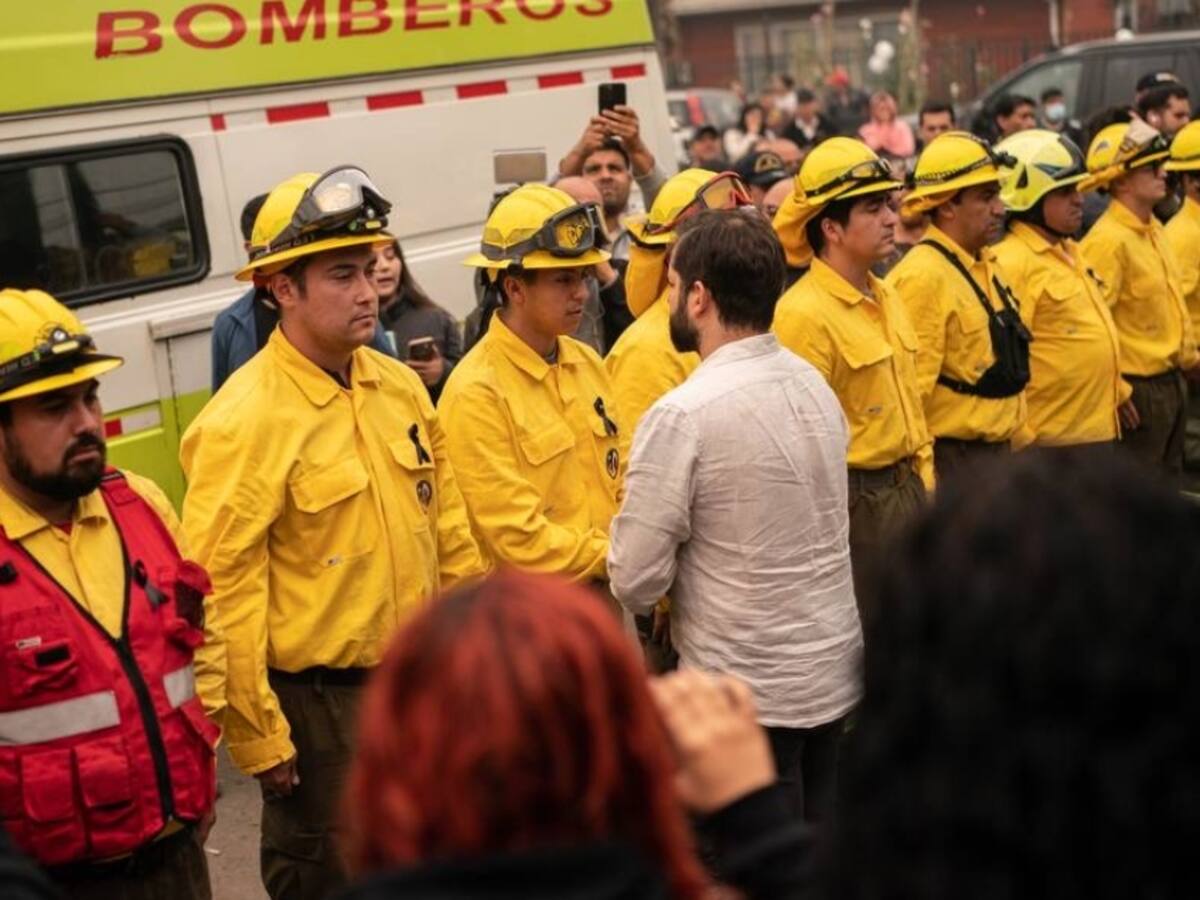 Presidente Boric acudió a velorio de Yesenia Muñoz, bombera que murió combatiendo las llamas: «Chile entero llora con ustedes»