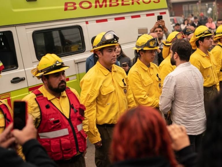 Presidente Boric acudió a velorio de Yesenia Muñoz, bombera que murió combatiendo las llamas: «Chile entero llora con ustedes»