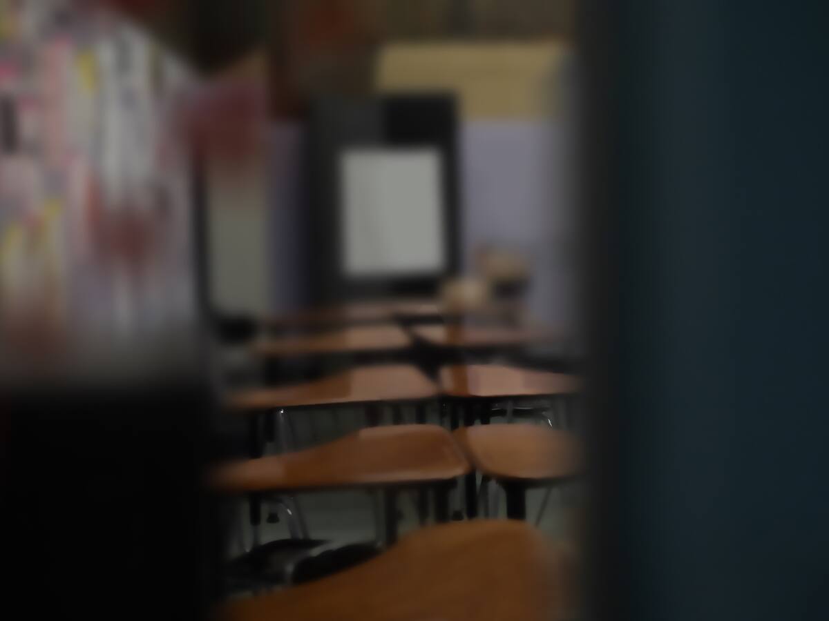 Violencia escolar en Chile: experto advierte que el problema “parte en la casa”