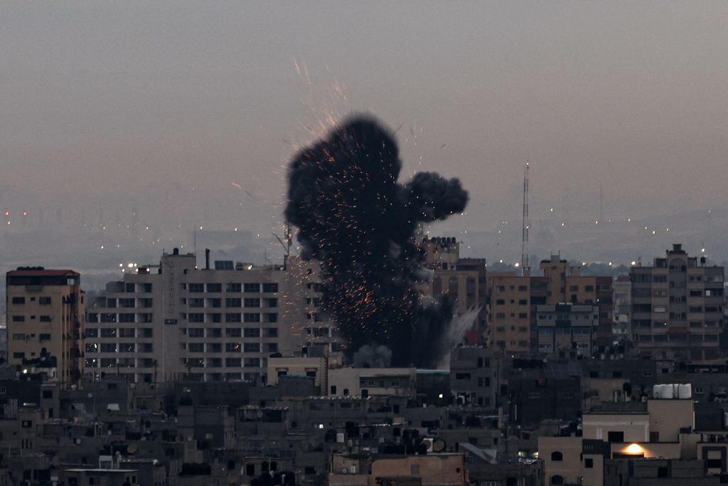 El humo se levanta sobre un edificio de Gaza tras el ataque aéreo de Israel