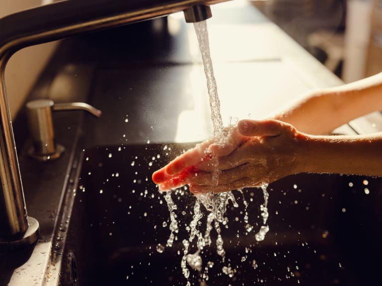 Por hasta 15 horas: Aguas Andinas confirma cortes de agua en Santiago este martes 28 de abril en 4 comunas