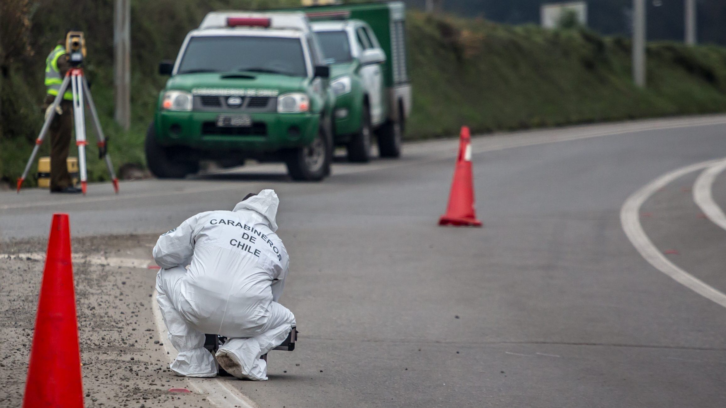6 DE JUNIO 2021 / OSORNODos camionetas colisionaron frontalmente en el acceso Sur a Osorno, en la ruta U-55 kilómetro 1, un conductor murió en el Hospital Base de Osorno y el otro se dio a la fuga.
FOTO: FERNANDO LAVOZ/AGENCIAUNO