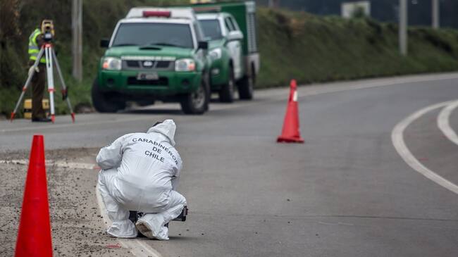 6 DE JUNIO 2021 / OSORNODos camionetas colisionaron frontalmente en el acceso Sur a Osorno, en la ruta U-55 kilómetro 1, un conductor murió en el Hospital Base de Osorno y el otro se dio a la fuga.
FOTO: FERNANDO LAVOZ/AGENCIAUNO